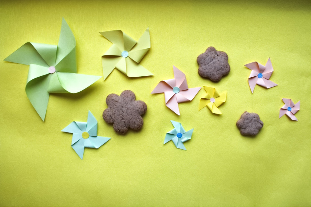 Composizione di girandole di carta di vari colori e biscotti di cioccolato, realizzati e preparati da Cinzia, la creativa che propone l'evento.